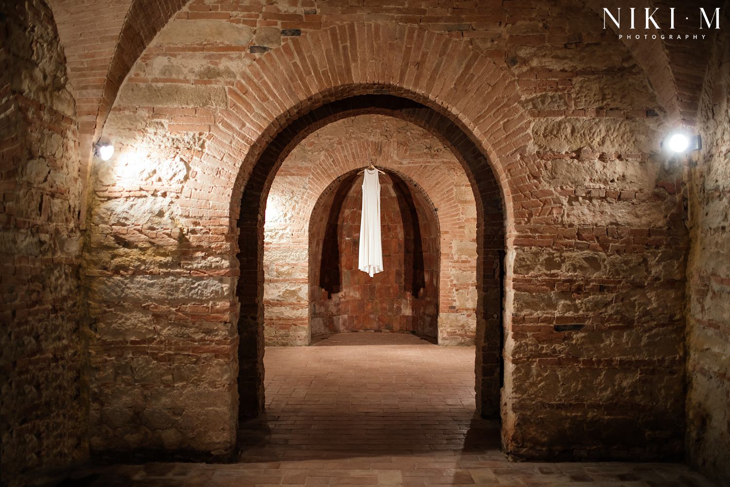 Tuscany wedding venue Villa Ricrio's vaulted ceilings